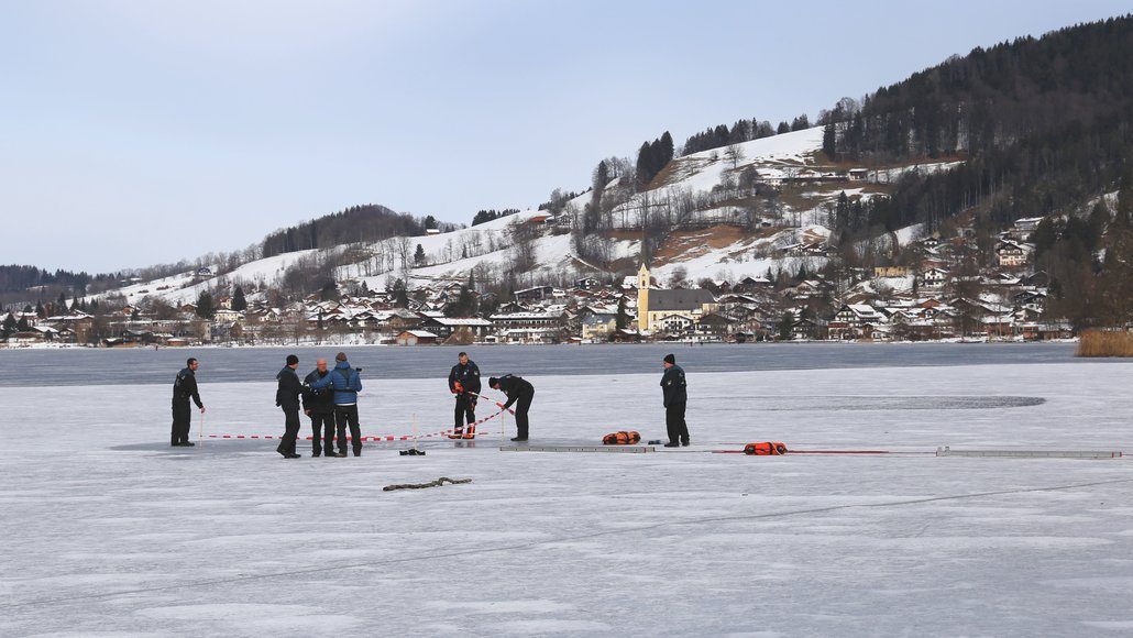 Polizeitaucher bergen Übungspuppe am Schliersee, Helmut Jenne